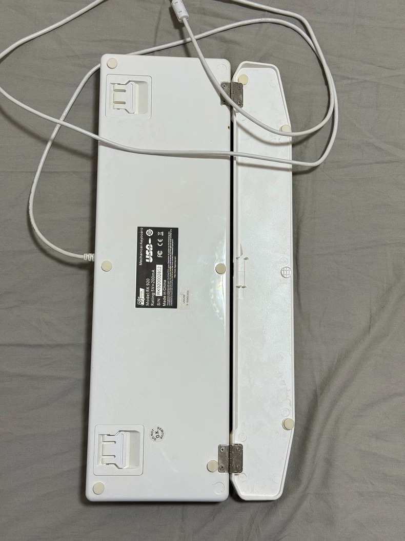 RK RG-920机械键盘，白色青轴(混光版)，带RGB背光。  键盘成色很新，按键手感舒适，灯光效果很棒。配套原装腕托，打字很舒服。  有线连接，接口是USB